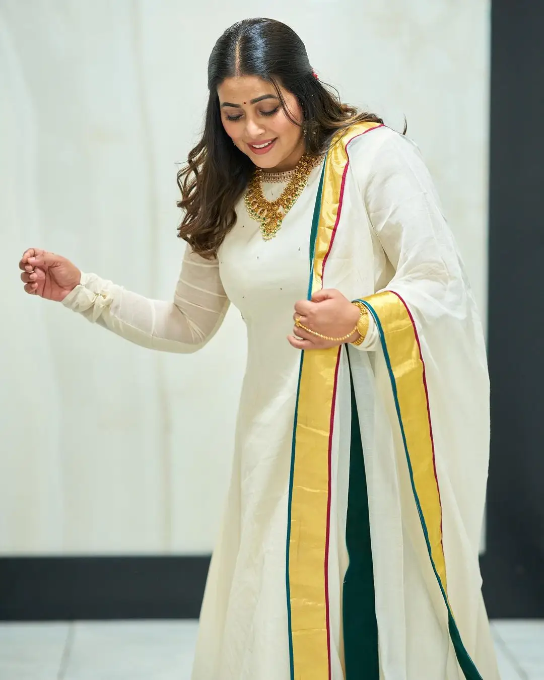 SOUTH INDIAN ACTRESS SHAMNA KASIM STILLS IN WHITE DRESS 10